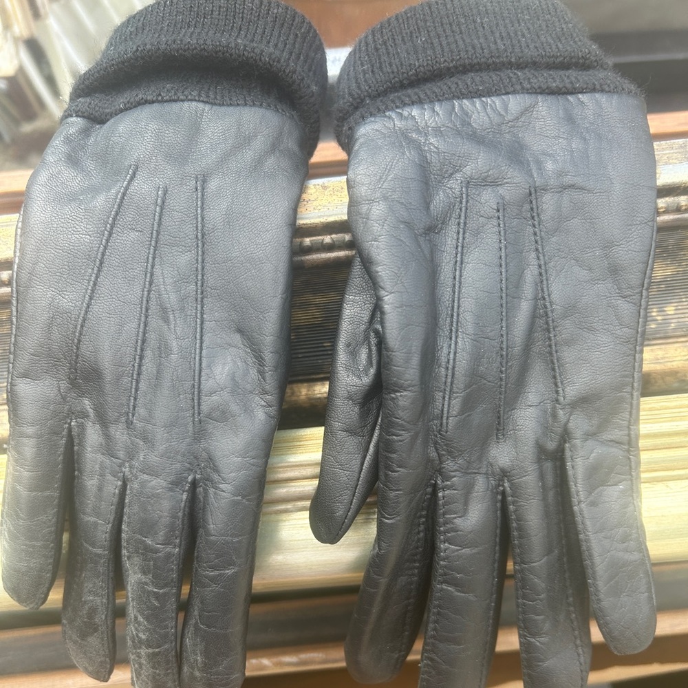 Black leather gloves with elastic fold over wrist cuff, S/M